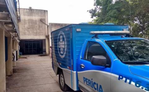 Mulher é assassinada com golpes de faca em vila de quartos no Parque Ipê