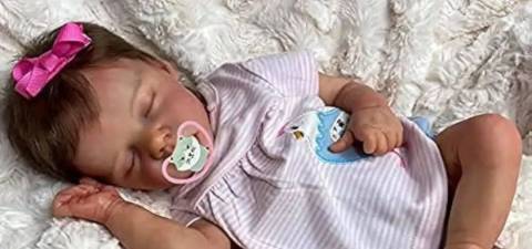 Recepcionista de Salvador aciona Justiça após empresa negar licença-maternidade por vínculo com bebê reborn