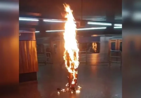 Homem ateia fogo no próprio corpo na estação São Bento, em São Paulo