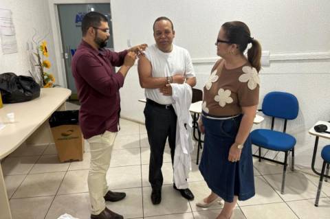 Prefeitura de Feira leva vacinação contra gripe a servidores