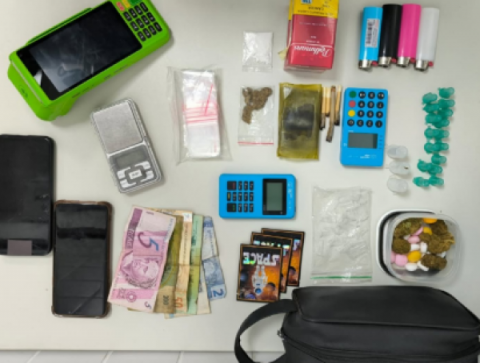 PM conduz suspeito por tráfico de drogas no centro de Feira de Santana