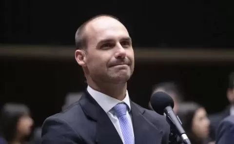 Eduardo Bolsonaro pode disputar presidência da República em 2026, diz colunista