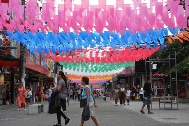 Bandeirolas coloridas anunciam a alegria e a chegada do São João