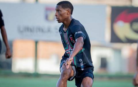 Destaque do Feirense Sub-20, volante Eduardo Tatu acerta transferência para a Portuguesa Santista