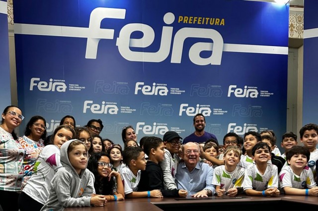 Crianças conhecem história e estrutura do Paço Municipal Maria Quitéria