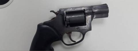 PM apreende arma e recupera moto roubada em Feira de Santana