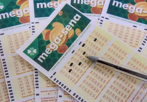 Nenhum apostador acerta as dezenas, e Mega-Sena acumula prêmio em R$ 61 mi