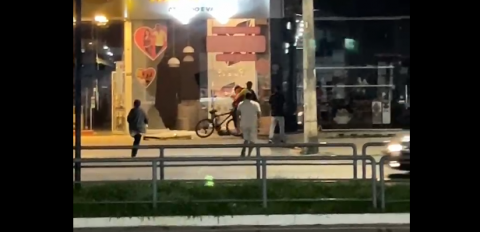 Homem é espancado após tentar roubar loja de acessórios na Avenida Getúlio Vargas em Feira de Santana