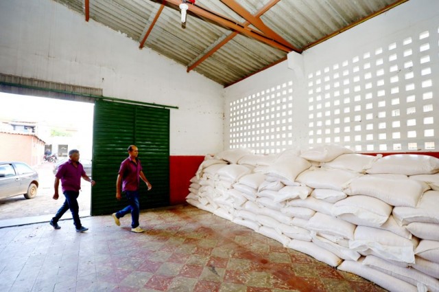 Entrega de milho e outras ações emergenciais ajudam agricultores do interior baiano