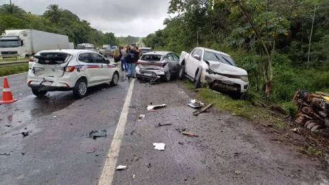 Engavetamento com oito veículos interdita trecho da BR-324 em Amélia Rodrigues