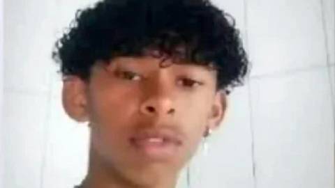 Polícia conclui como indeterminada causa da morte de garoto que injetou líquido com restos de borboleta na perna