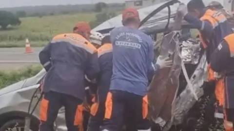 Colisão mata três pessoas e deixa duas feridas na BR- 324
