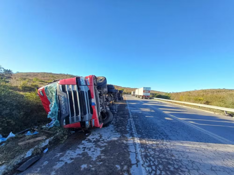 Mulher e bebê de 10 meses morrem após carreta tombar na BR-116
