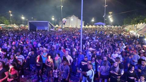 Multidão lota Praça de São José na segunda noite do São João em Feira de Santana