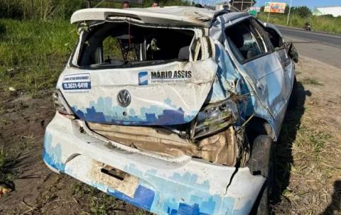 Empresário morre após carro capotar e descer ribanceira na BR-101 em Santo Antônio de Jesus