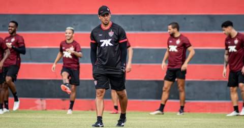 Vitória volta aos treinos com reforços após pausa para o Mundial