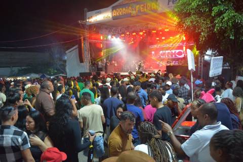 Lairton embala o público com muito romantismo no último dia de festa em Humildes