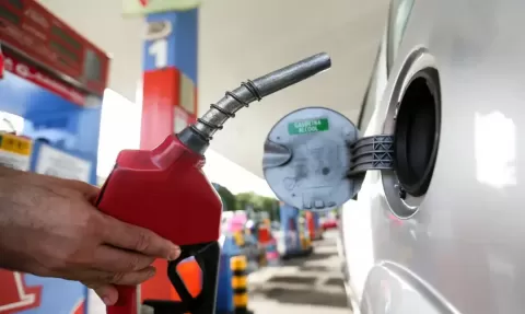 Combustível: governo prevê queda de preço se petróleo mantiver cotação