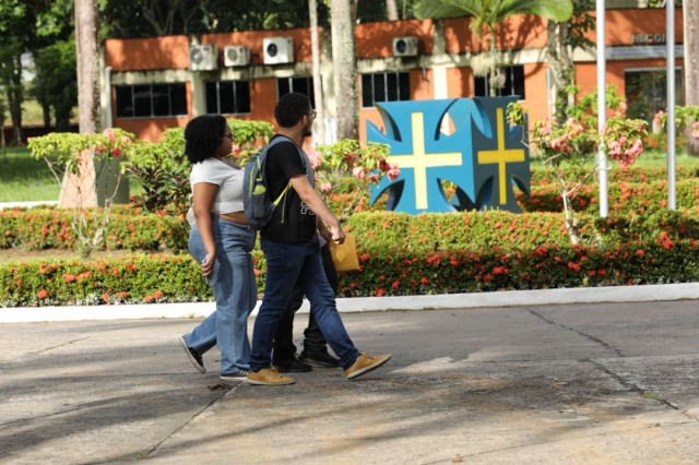 Estudantes já podem sacar até R$ 800 de auxílio na Bahia