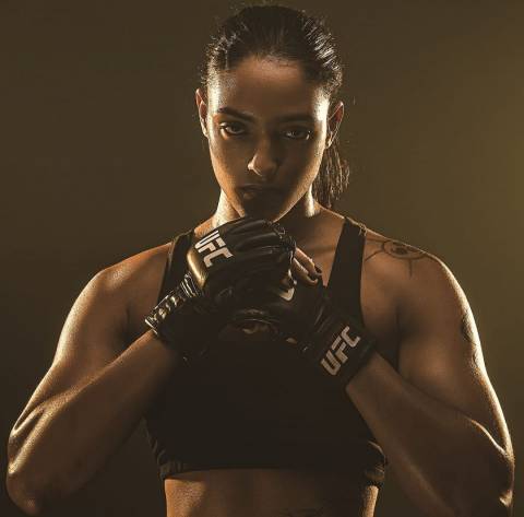 Feirense Alice Pereira entra para a história do UFC