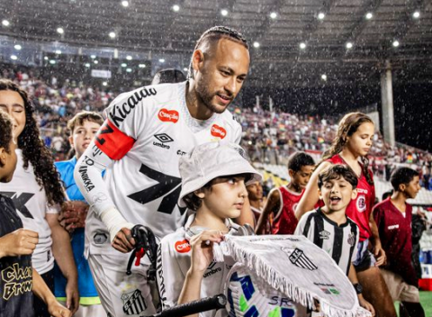 Neymar marca e abandona jogo sob escolta no Espírito Santo