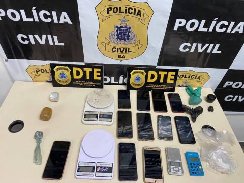 Polícia Civil desmantela esquema de tráfico e apreende drogas e celulares em Feira de Santana