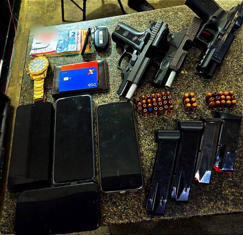 Foragidos da justiça são presos em flagrante com pistolas, munições e drogas na BR-101