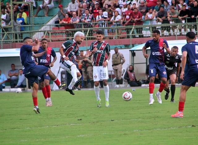 Bahia de Feira e Flu duelam por vaga e redenção