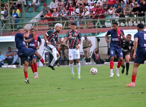 Bahia de Feira e Flu duelam por vaga e redenção