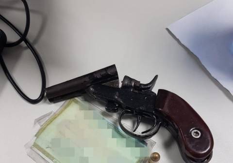 Adolescente é flagrado com revólver em ônibus escolar em Feira de Santana