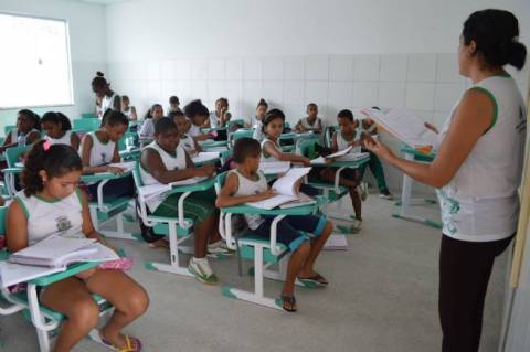 Sancionado decreto que reforça políticas de valorização da Educação Municipal