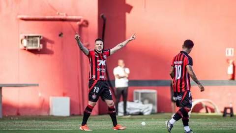 Vitória supera Bragantino no Barradão e respira fora do Z-4
