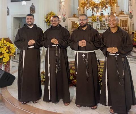 Quatro Frades Capuchinhos Emitem Votos Perpétuos