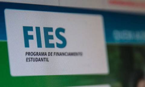 Ministro anuncia aumento de 30% no teto do Fies para medicina