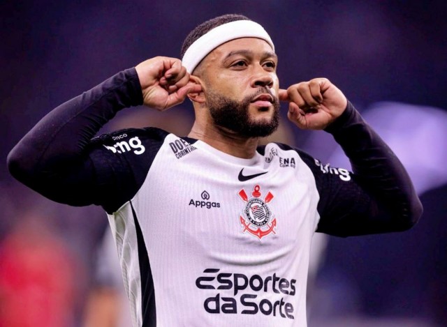 Empresário cobra comissão por Memphis e Corinthians nega vínculo