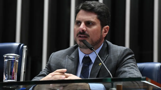 Senador Marcos do Val viaja para os EUA e contraria decisão do STF