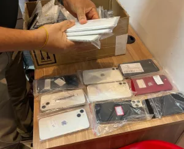 Operação contra pirataria apreende mais de 200 celulares, arma de fogo e roupas falsificadas em Salvador