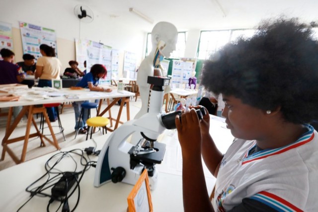 Edital oferece 400 bolsas para professores coordenarem Clubes de Ciências na rede estadual