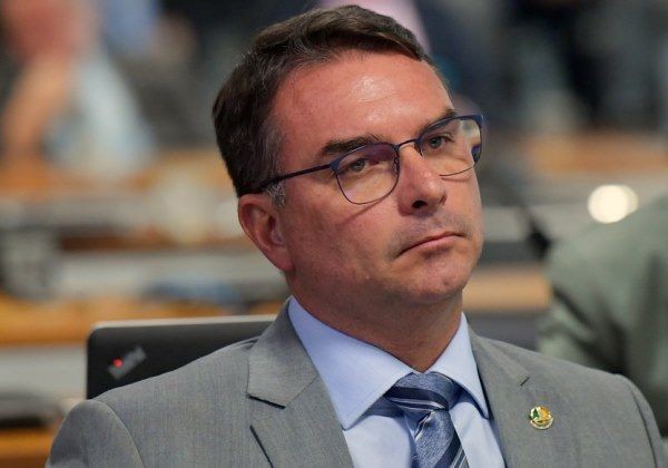 Flávio diz que ‘Bolsonaro nas urnas’ é a solução para fim da crise diplomática