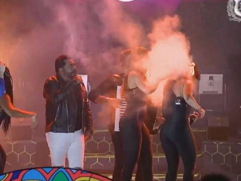 Fogo atinge cabelo de cantora da banda Limão com Mel durante show em Pernambuco