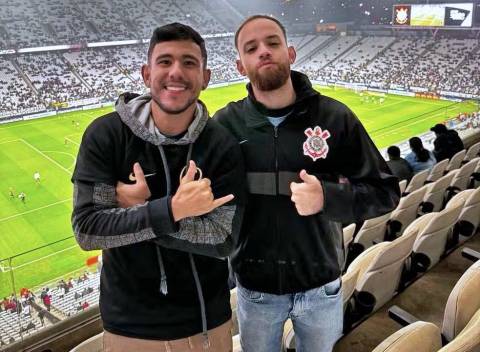 Torcedores ameaçam casal gay e expulsam-no de estádio corintiano