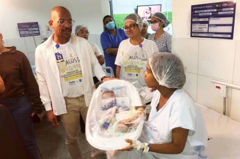 Hospital da Mulher inicia programação do Agosto Dourado com homenagem ao primeiro bebê nascido durante a campanha