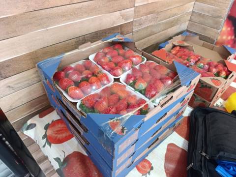 Caixa de morangos chega a custar até R$ 100 por conta do “morango do amor”