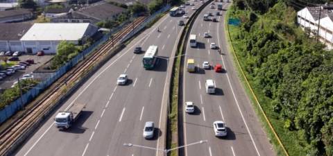 Após acidente com carreta, trecho da BR-324 é parcialmente interditado