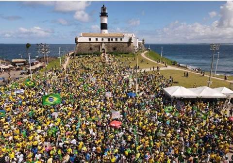 Manifestação prol anistia e contra Lula e Moraes reúne multidão no Farol da Barra