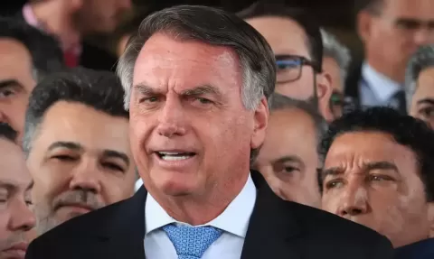 Ministro Alexandre de Moraes decreta prisão domiciliar de Bolsonaro