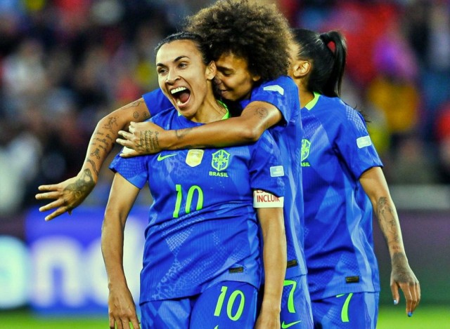 Marta decide com dois gols e recoloca Brasil no topo continental