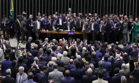 Presidente da Câmara pede afastamento de 15 deputados após motim no Congresso