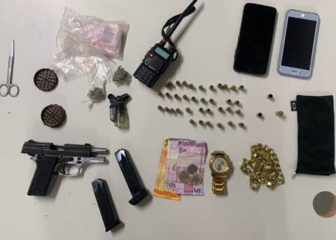 Mulher é presa com arma, munições e drogas no bairro Tomba em Feira de Santana