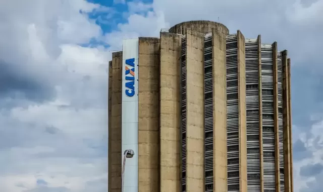 Funcionários e ex-funcionários da Caixa são alvos de operação da PF